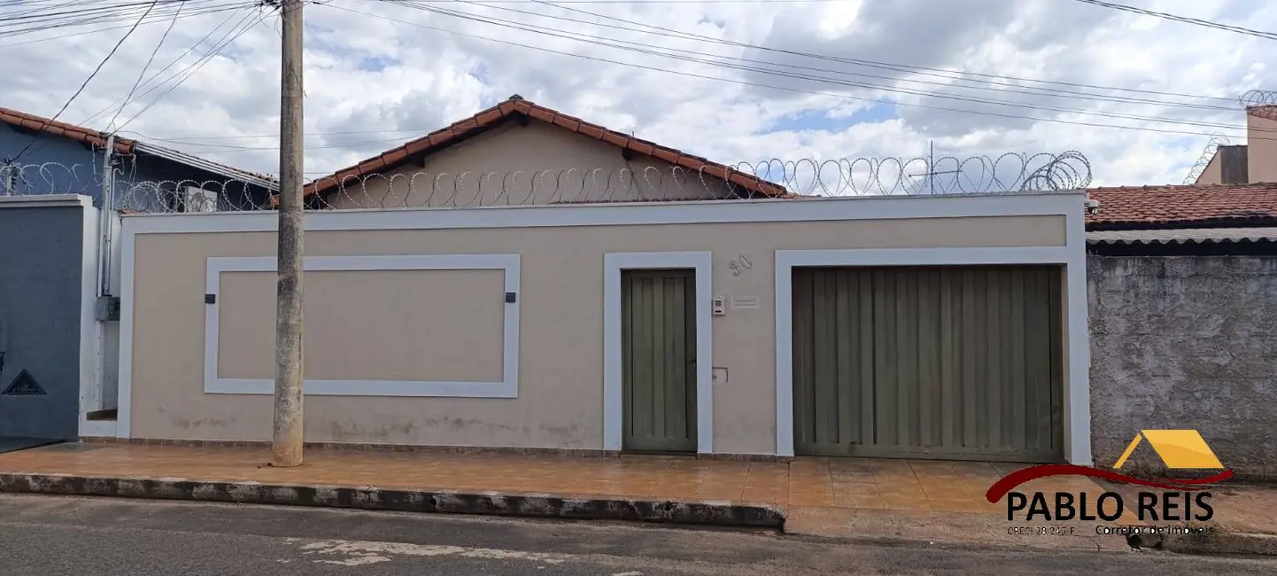 Foto 1 de Casa com 3 quartos à venda, 207m2 em Monte Carmelo - MG