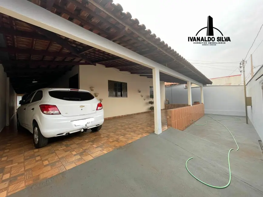Foto 2 de Casa com 3 quartos à venda, 280m2 em Arapora - MG