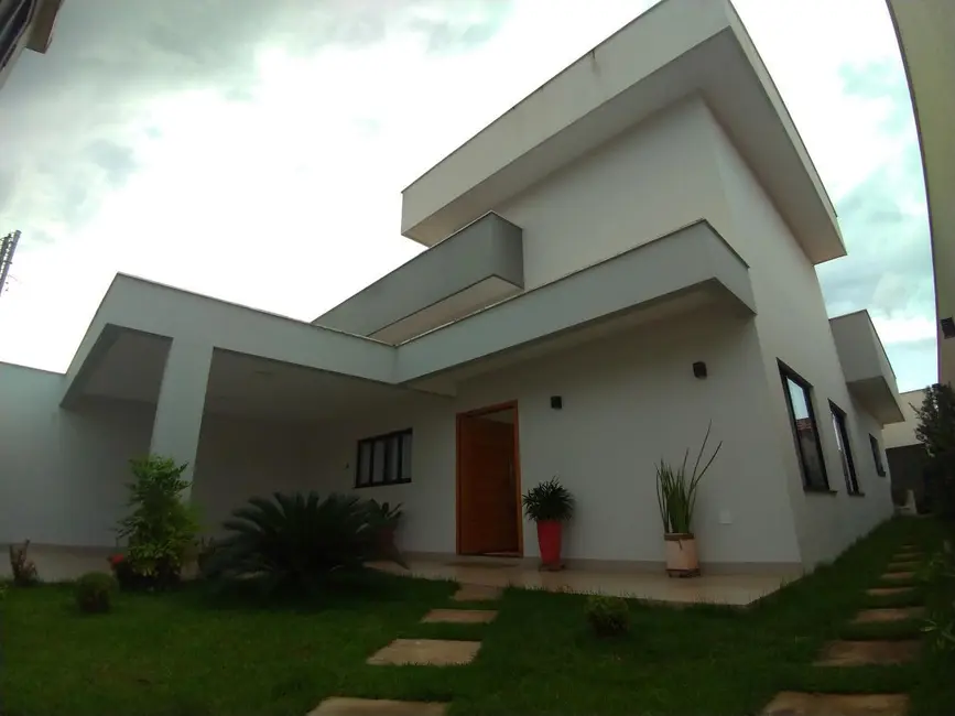 Foto 1 de Casa com 3 quartos à venda, 241m2 em Itumbiara - GO