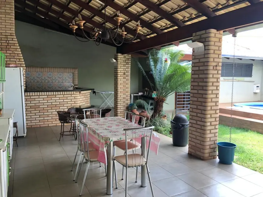 Foto 2 de Casa com 4 quartos à venda, 218m2 em Itumbiara - GO