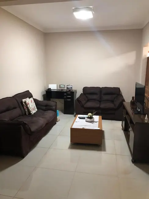 Foto 3 de Casa com 4 quartos à venda, 218m2 em Itumbiara - GO