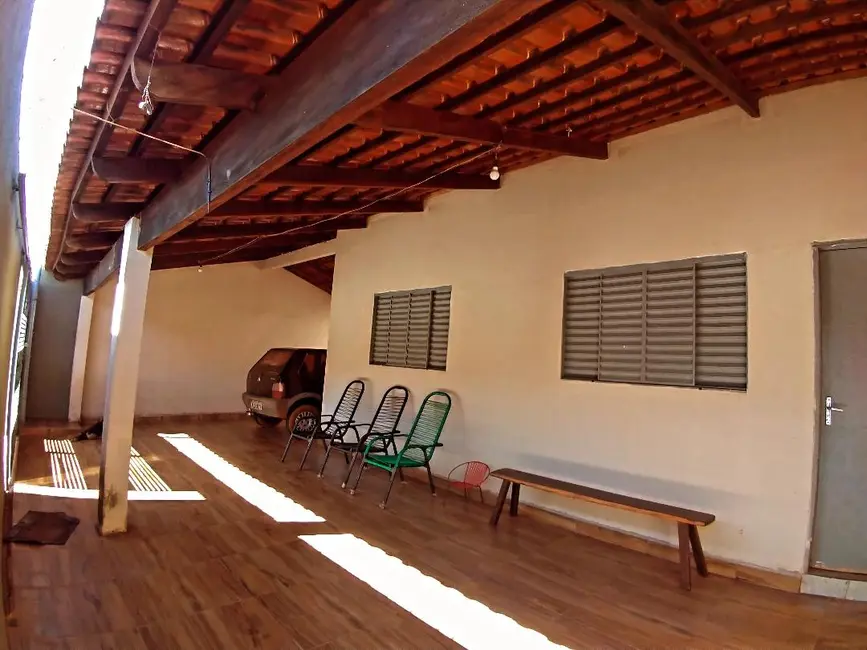 Foto 2 de Casa com 3 quartos à venda, 110m2 em Arapora - MG