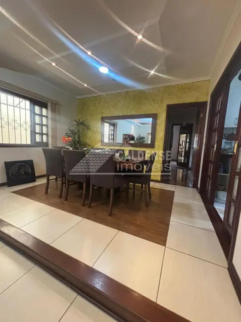 Foto 5 de Casa com 4 quartos à venda, 219m2 em Jardim das Azaléias, Pocos De Caldas - MG