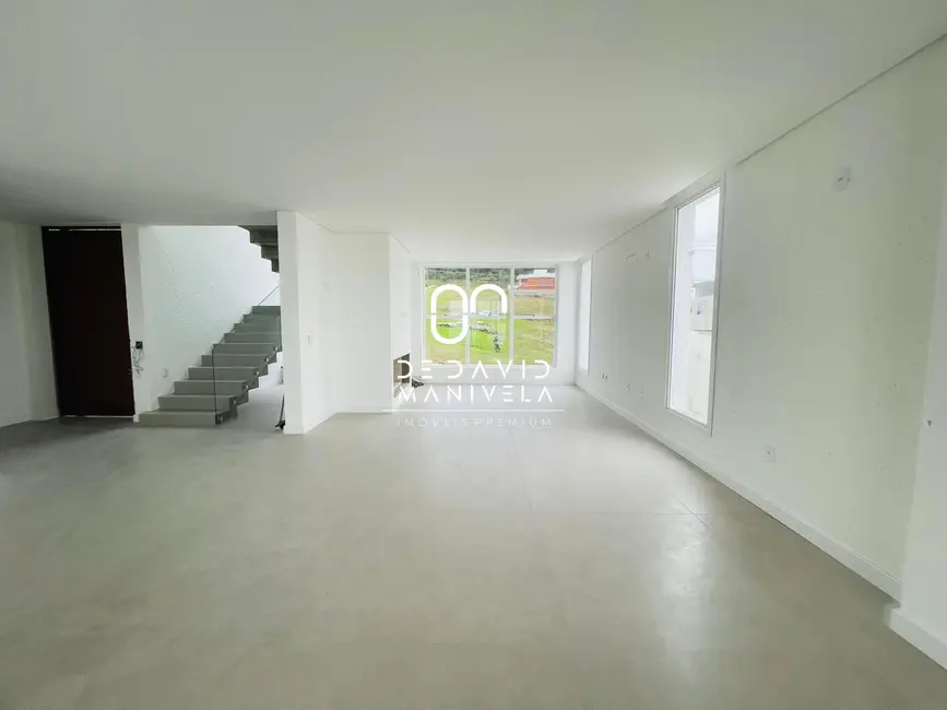 Foto 3 de Casa de Condomínio com 3 quartos à venda, 300m2 em Tomazetti, Santa Maria - RS