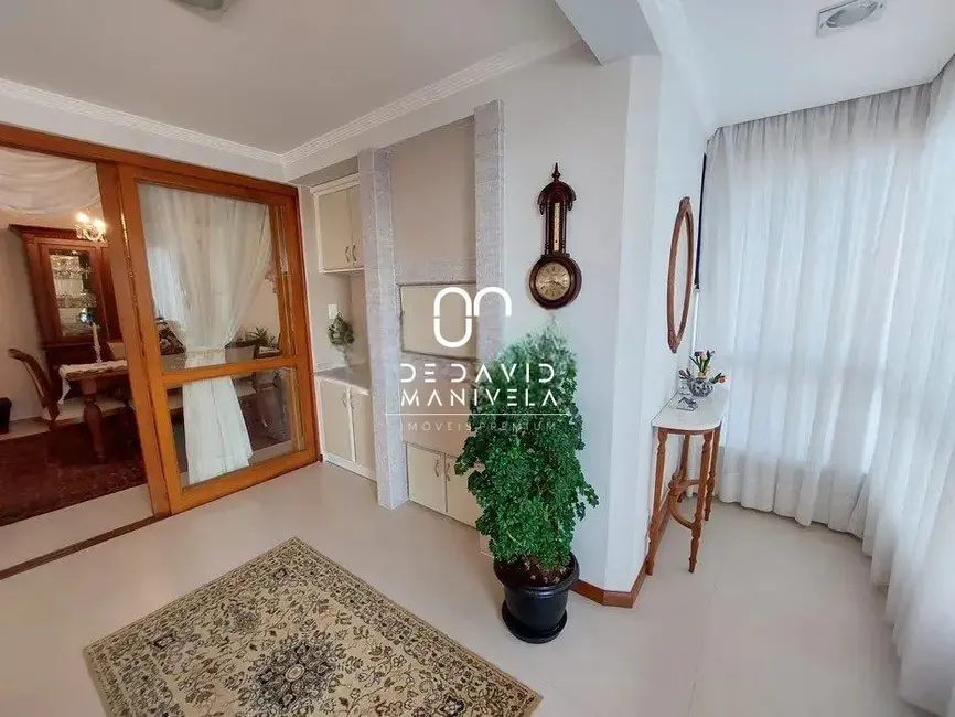 Apartamento com 4 quartos para alugar, 255m2 em Centro, Santa Maria - RS - imagem 7 Foto 7 de Apartamento com 4 quartos para alugar, 255m2 em Centro, Santa Maria - RS