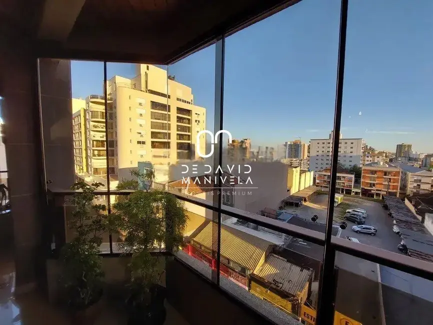 Apartamento com 4 quartos para alugar, 255m2 em Centro, Santa Maria - RS - imagem 4 Foto 4 de Apartamento com 4 quartos para alugar, 255m2 em Centro, Santa Maria - RS