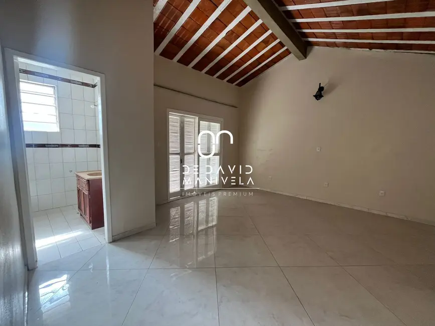 Casa com 3 quartos para alugar, 250m2 em Nossa Senhora das Dores, Santa Maria - RS - imagem 3 Foto 3 de Casa com 3 quartos para alugar, 250m2 em Nossa Senhora das Dores, Santa Maria - RS