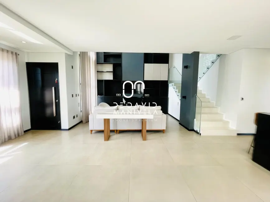 Foto 2 de Casa de Condomínio com 3 quartos à venda, 246m2 em Tomazetti, Santa Maria - RS