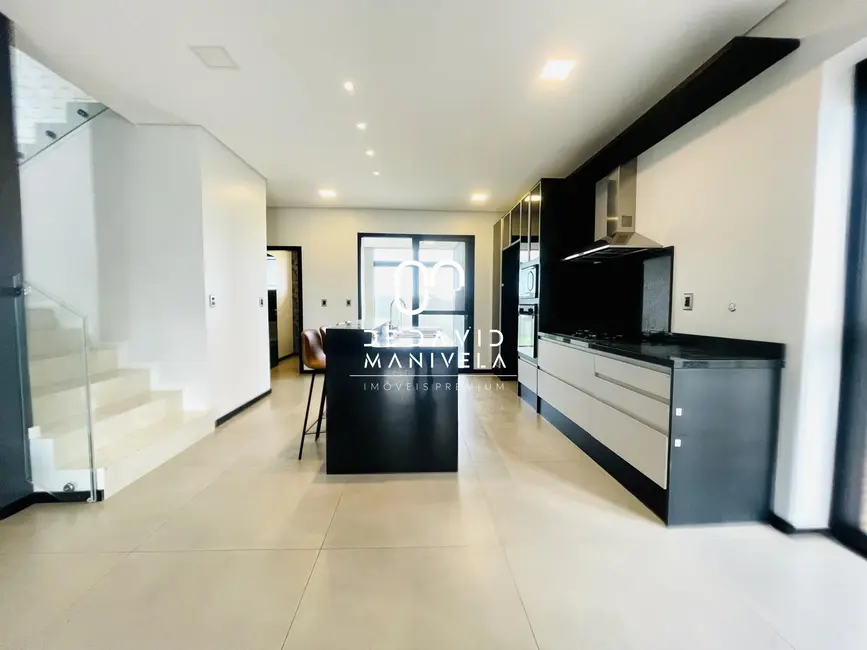 Foto 6 de Casa de Condomínio com 3 quartos à venda, 246m2 em Tomazetti, Santa Maria - RS