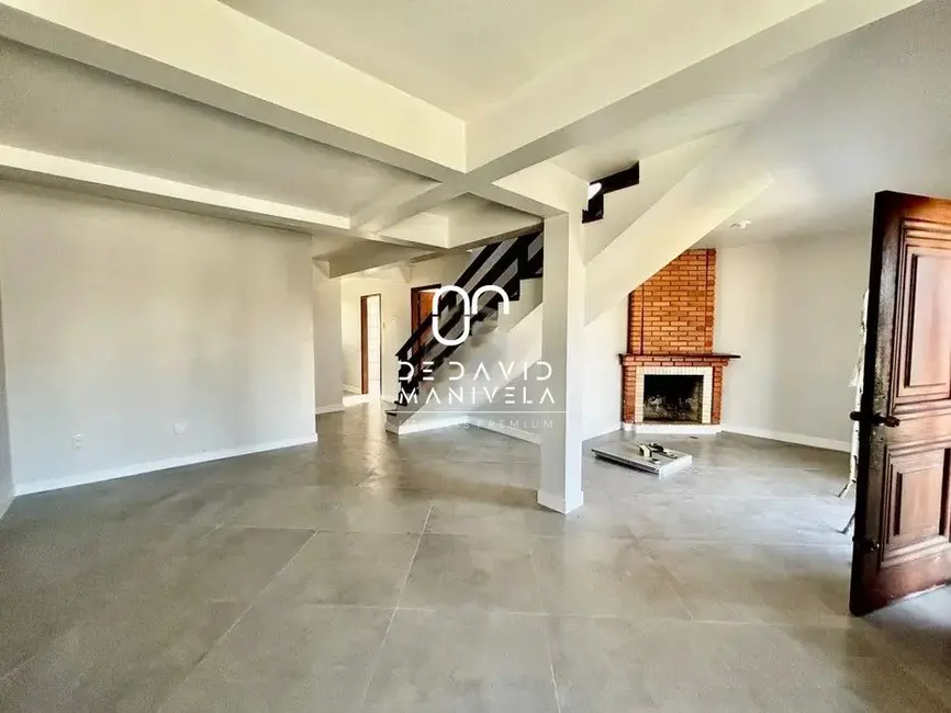 Foto 2 de Casa com 4 quartos para alugar, 192m2 em Pé de Plátano, Santa Maria - RS