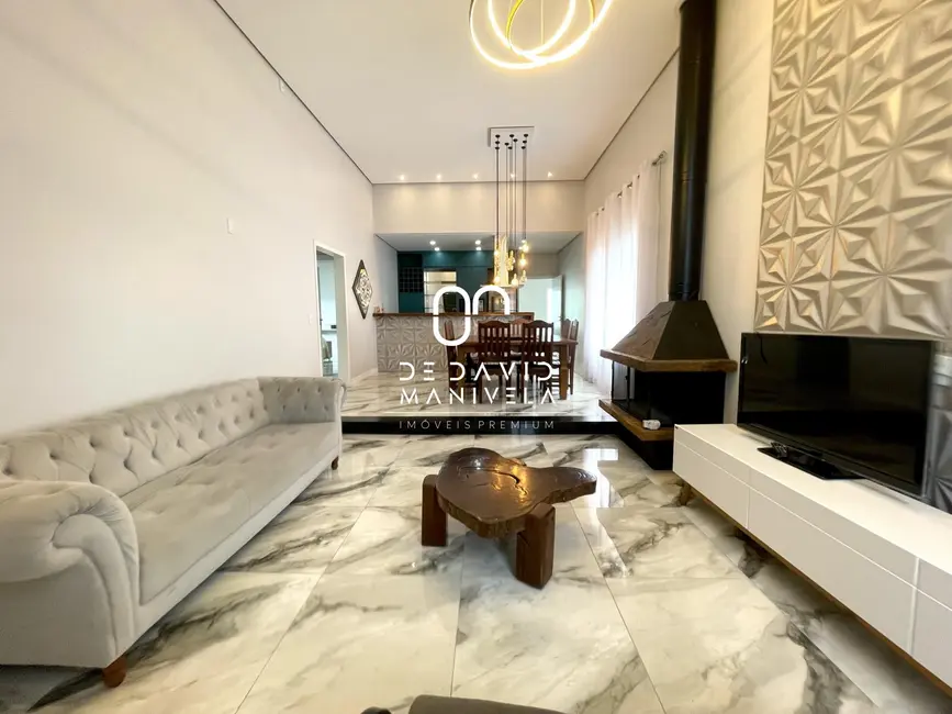 Foto 7 de Casa com 3 quartos para alugar, 196m2 em Pé de Plátano, Santa Maria - RS