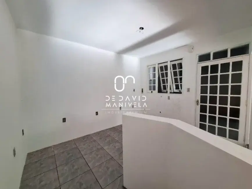Foto 6 de Casa com 4 quartos para alugar, 140m2 em Camobi, Santa Maria - RS