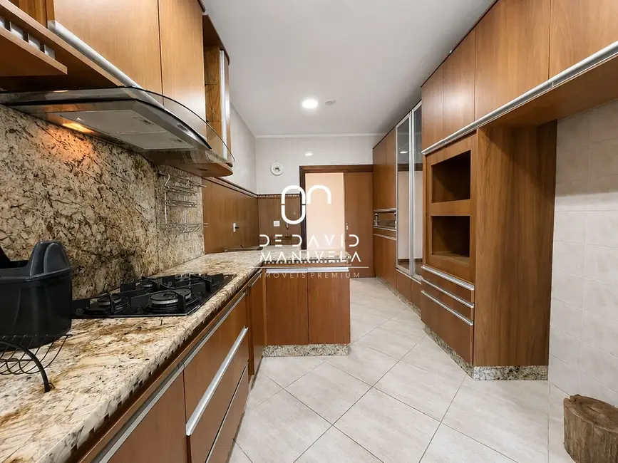 Apartamento com 3 quartos para alugar, 243m2 em Nossa Senhora Medianeira, Santa Maria - RS - imagem 5 Foto 5 de Apartamento com 3 quartos para alugar, 243m2 em Nossa Senhora Medianeira, Santa Maria - RS