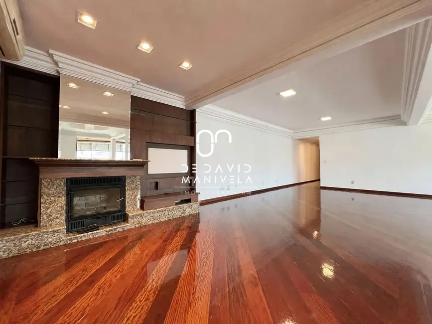 Apartamento com 3 quartos para alugar, 243m2 em Nossa Senhora Medianeira, Santa Maria - RS - imagem 1 Foto 1 de Apartamento com 3 quartos para alugar, 243m2 em Nossa Senhora Medianeira, Santa Maria - RS