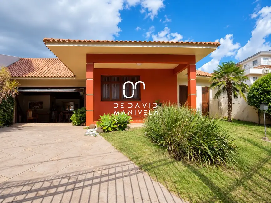 Casa com 4 quartos para alugar, 250m2 em Nossa Senhora do Rosário, Santa Maria - RS - imagem 1 Foto 1 de Casa com 4 quartos para alugar, 250m2 em Nossa Senhora do Rosário, Santa Maria - RS
