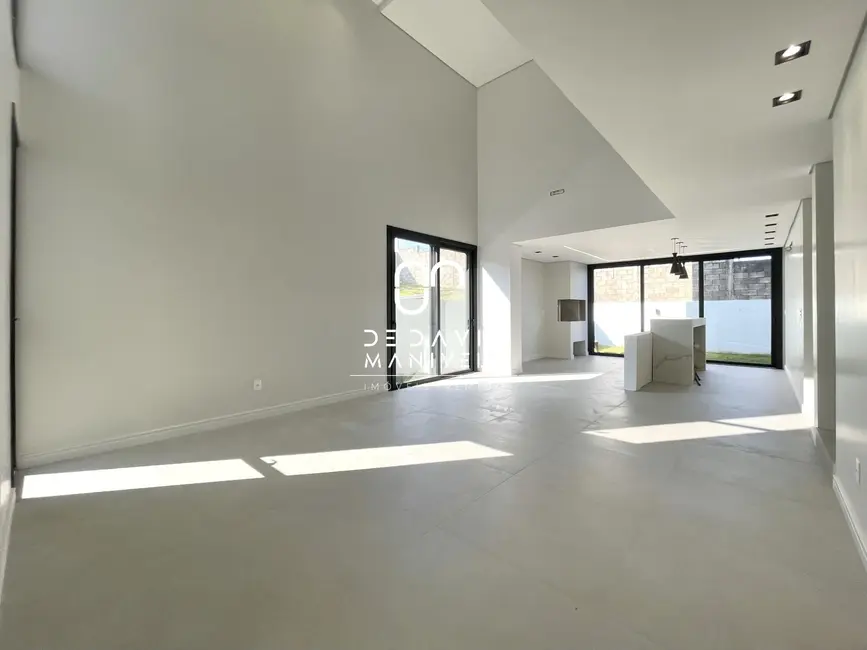 Foto 3 de Casa de Condomínio com 3 quartos à venda, 289m2 em Tomazetti, Santa Maria - RS