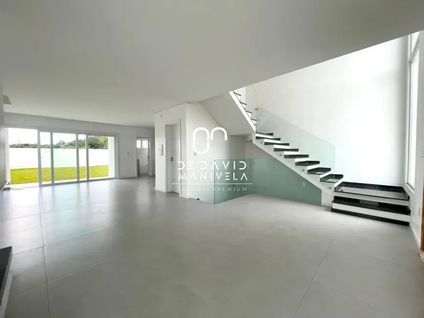 Casa de Condomínio com 3 quartos para alugar, 199m2 em Tomazetti, Santa Maria - RS - imagem 4 Foto 4 de Casa de Condomínio com 3 quartos para alugar, 199m2 em Tomazetti, Santa Maria - RS