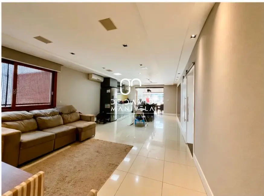 Foto 3 de Casa com 3 quartos à venda, 229m2 em Tomazetti, Santa Maria - RS
