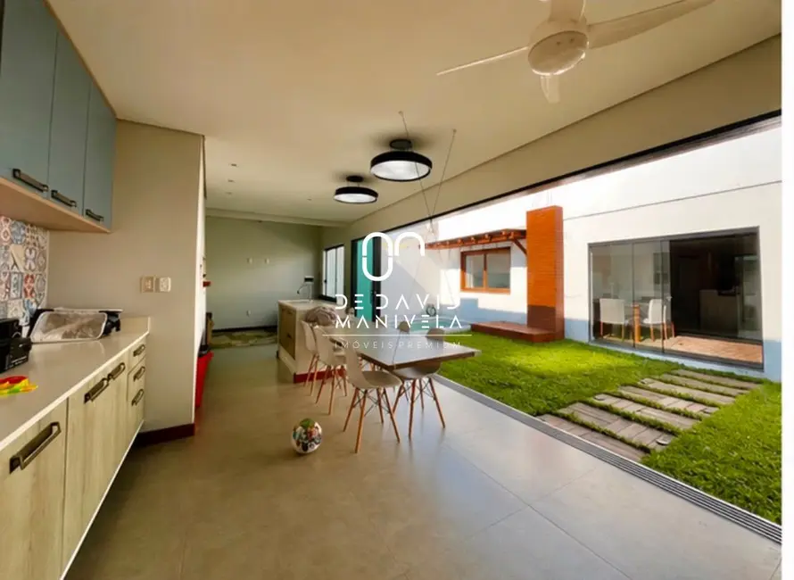 Foto 4 de Casa com 3 quartos à venda, 229m2 em Tomazetti, Santa Maria - RS
