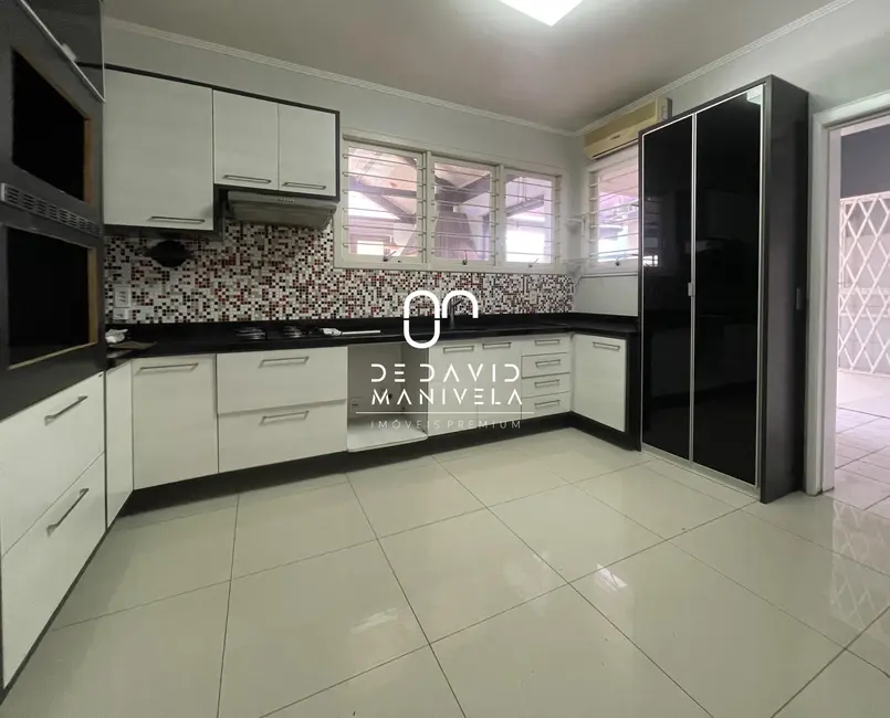 Casa com 3 quartos à venda, 277m2 em Camobi, Santa Maria - RS - imagem 9 Foto 9 de Casa com 3 quartos à venda, 277m2 em Camobi, Santa Maria - RS