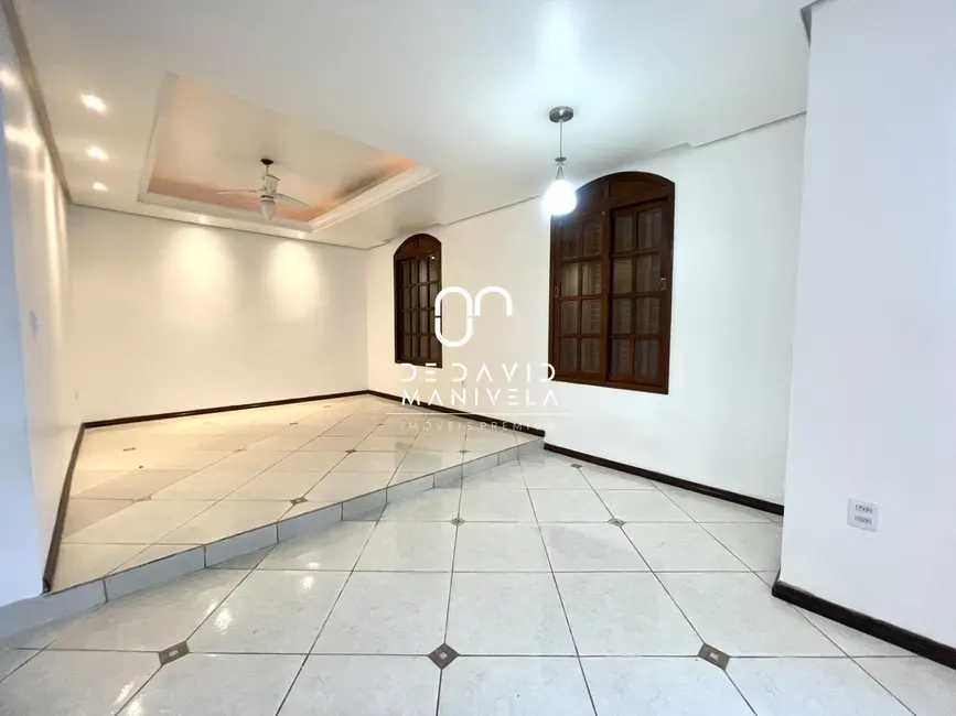 Casa com 4 quartos à venda, 269m2 em Camobi, Santa Maria - RS - imagem 2 Foto 2 de Casa com 4 quartos à venda, 269m2 em Camobi, Santa Maria - RS