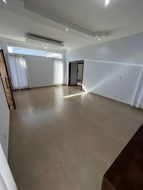 Foto 2 de Casa com 3 quartos à venda, 200m2 em Jardim Piratininga, Franca - SP