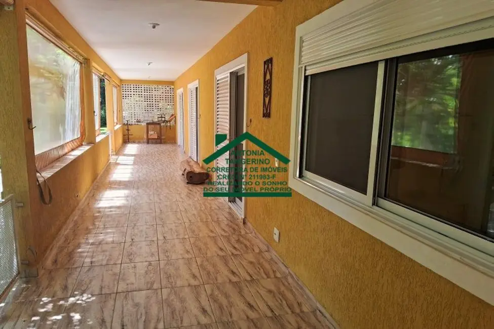 Chácara com 5 quartos à venda, 240m2 em Guararema - SP - imagem 2 Foto 2 de Chácara com 5 quartos à venda, 240m2 em Guararema - SP