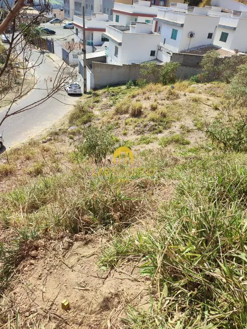 Foto 4 de Terreno / Lote à venda, 779m2 em Sarzedo - MG