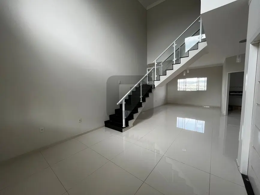 Casa de Condomínio com 3 quartos à venda, 236m2 em Chácaras Alpina, Valinhos - SP - imagem 5 Foto 5 de Casa de Condomínio com 3 quartos à venda, 236m2 em Chácaras Alpina, Valinhos - SP