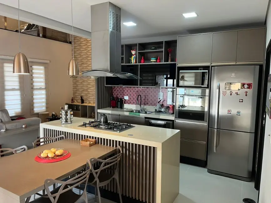 Casa de Condomínio com 3 quartos à venda, 240m2 em Parque Rural Fazenda Santa Cândida, Campinas - SP - imagem 4 Foto 4 de Casa de Condomínio com 3 quartos à venda, 240m2 em Parque Rural Fazenda Santa Cândida, Campinas - SP