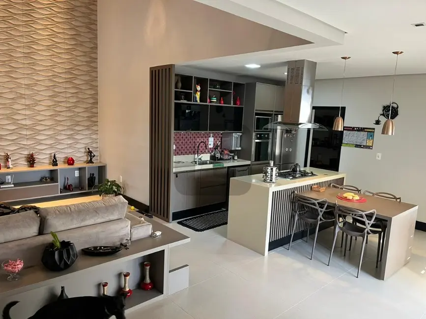 Casa de Condomínio com 3 quartos à venda, 240m2 em Parque Rural Fazenda Santa Cândida, Campinas - SP - imagem 3 Foto 3 de Casa de Condomínio com 3 quartos à venda, 240m2 em Parque Rural Fazenda Santa Cândida, Campinas - SP