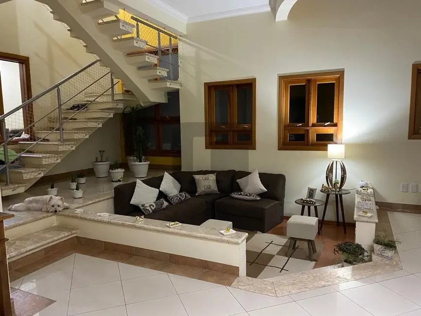 Casa de Condomínio com 4 quartos à venda e para alugar, 369m2 em Santa Cruz, Valinhos - SP - imagem 3 Foto 3 de Casa de Condomínio com 4 quartos à venda e para alugar, 369m2 em Santa Cruz, Valinhos - SP