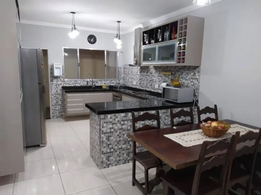 Foto 4 de Sobrado com 3 quartos à venda, 200m2 em Jardim Hípica Pinheiro, Taubate - SP