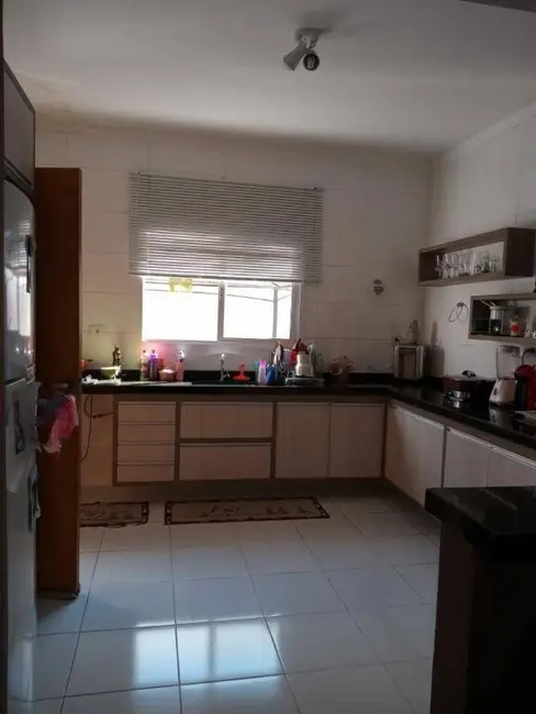 Foto 3 de Sobrado com 3 quartos à venda, 121m2 em Vila Areao, Taubate - SP