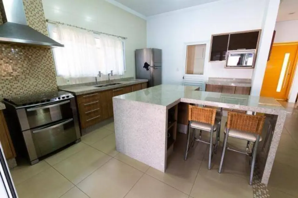 Foto 6 de Sobrado com 4 quartos à venda, 260m2 em Tremembe - SP