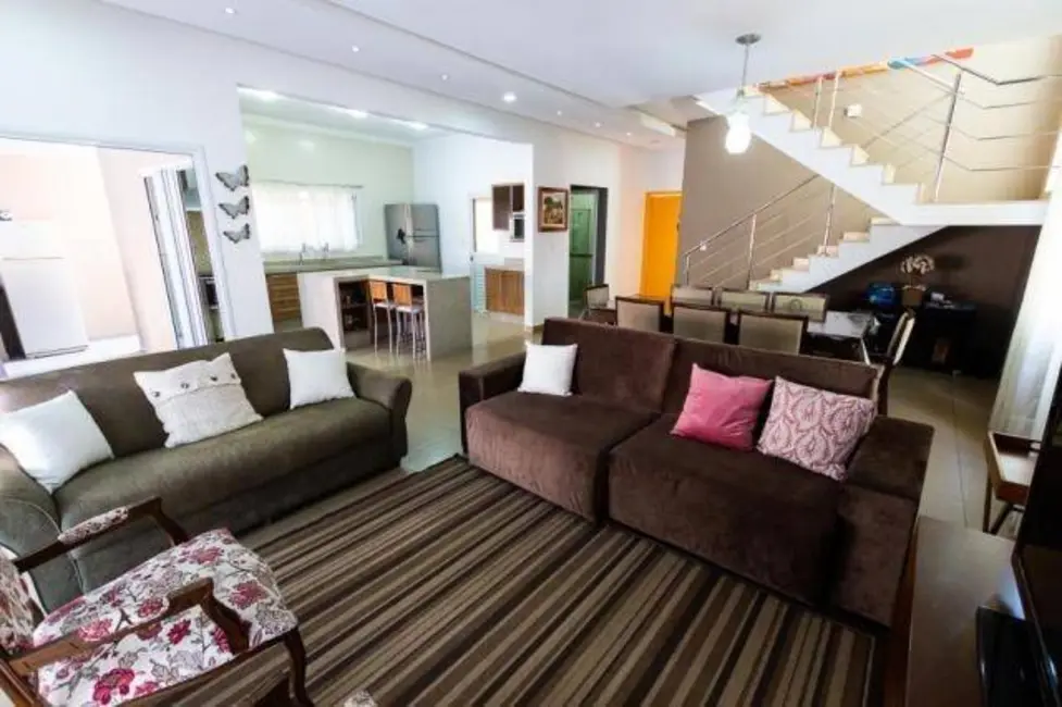 Foto 3 de Sobrado com 4 quartos à venda, 260m2 em Tremembe - SP