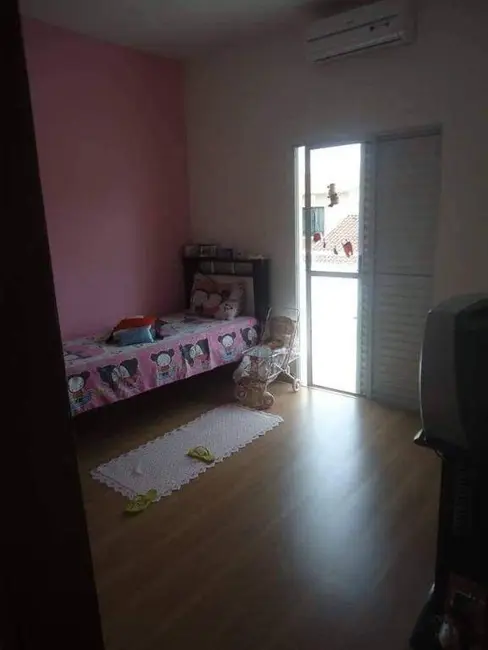 Foto 8 de Sobrado com 3 quartos à venda, 220m2 em Tremembe - SP