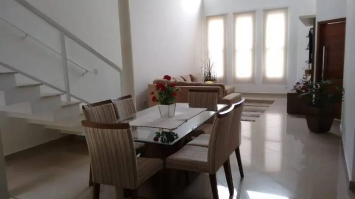 Foto 2 de Sobrado com 4 quartos à venda, 260m2 em Tremembe - SP
