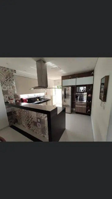 Foto 3 de Sobrado com 3 quartos à venda, 246m2 em Estiva, Taubate - SP