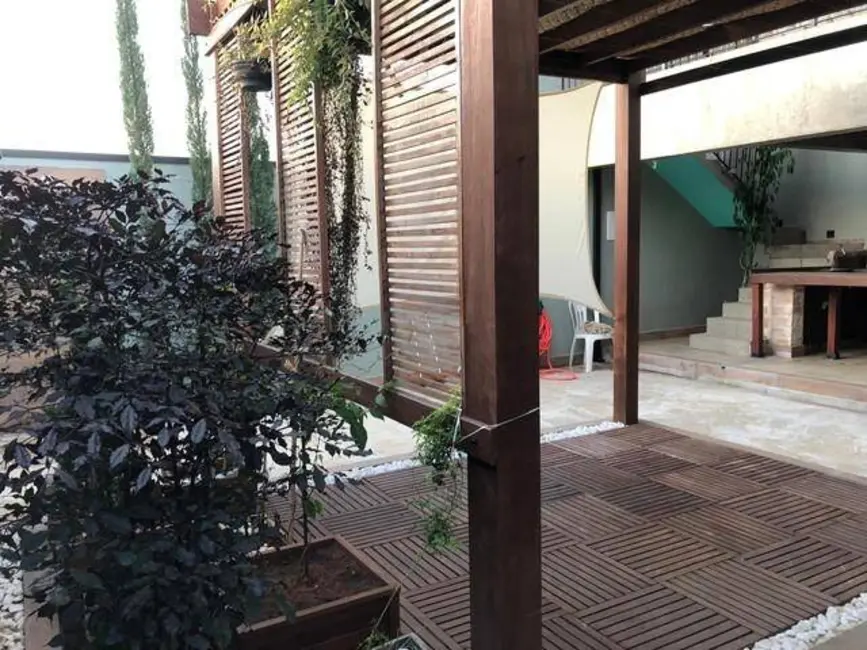 Sobrado com 3 quartos à venda, 216m2 em Chácaras Cataguá, Taubate - SP - imagem 5 Foto 5 de Sobrado com 3 quartos à venda, 216m2 em Chácaras Cataguá, Taubate - SP