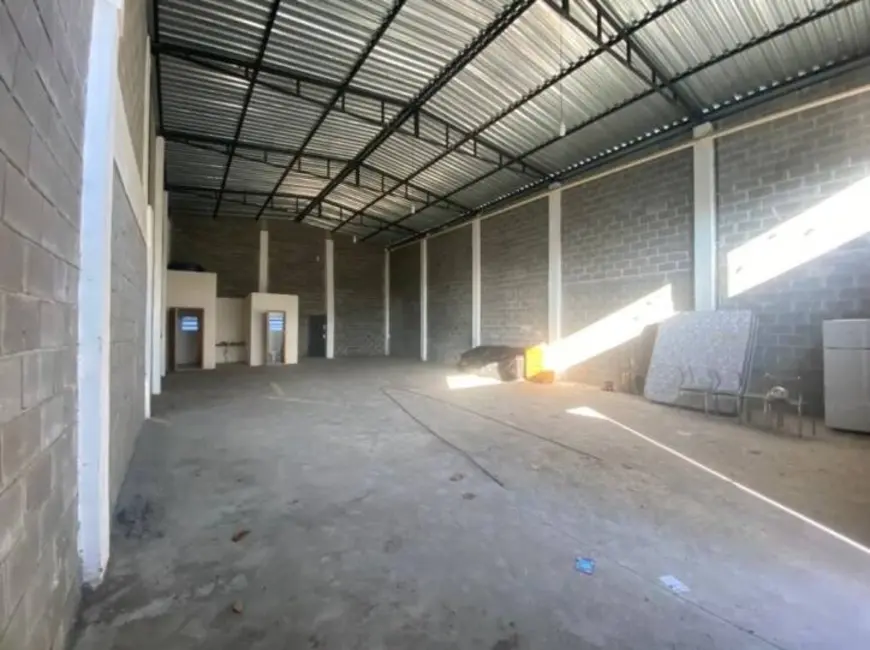 Foto 2 de Armazém / Galpão para alugar, 250m2 em Vila São Geraldo, Taubate - SP
