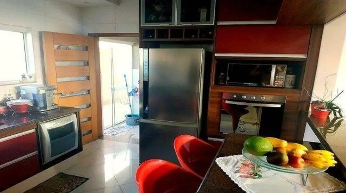 Foto 2 de Sobrado com 4 quartos à venda, 219m2 em Piracangaguá, Taubate - SP