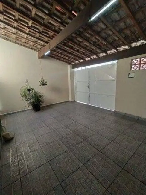 Foto 2 de Casa com 2 quartos à venda, 120m2 em Vila Areao, Taubate - SP