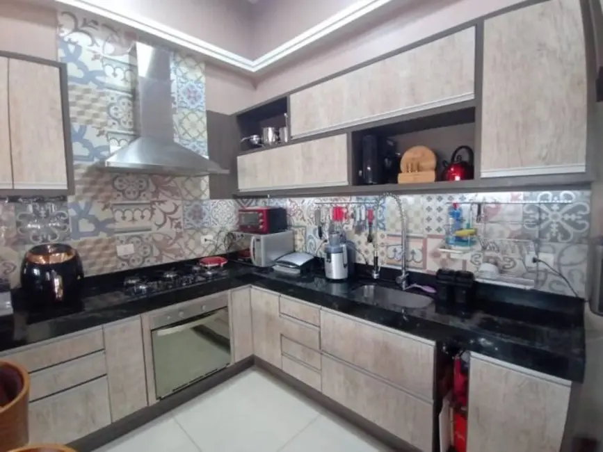 Foto 2 de Casa com 4 quartos à venda, 220m2 em Tremembe - SP
