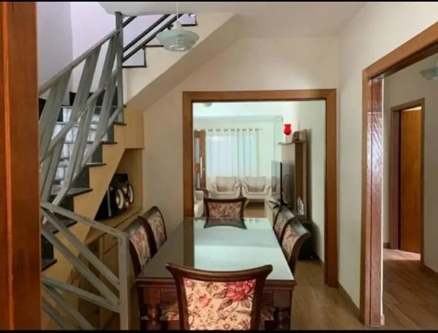 Foto 3 de Casa com 5 quartos à venda, 200m2 em Parque Santo Antônio, Taubate - SP