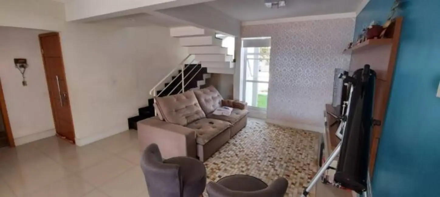 Foto 3 de Casa com 3 quartos à venda, 200m2 em Piracangaguá, Taubate - SP