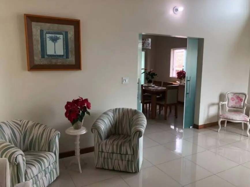 Foto 8 de Casa com 5 quartos à venda, 210m2 em Tremembe - SP