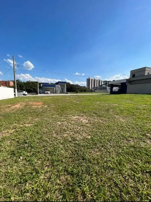 Foto 1 de Terreno / Lote à venda, 305m2 em Tremembe - SP