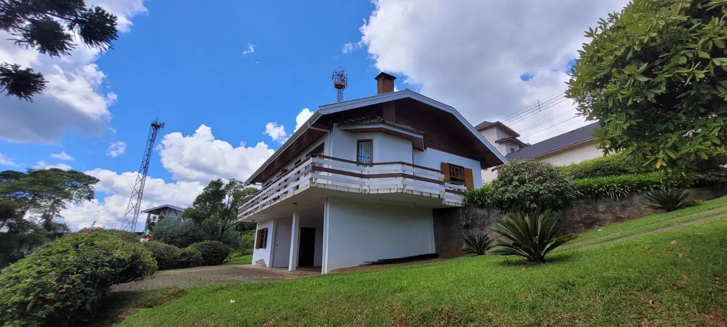 Casa com 3 quartos à venda, 1020m2 em Campos Do Jordao - SP - imagem 4 Foto 4 de Casa com 3 quartos à venda, 1020m2 em Campos Do Jordao - SP
