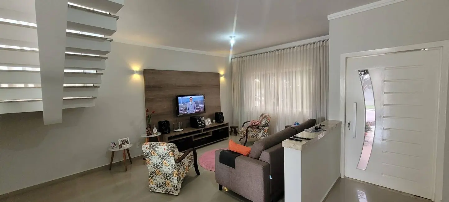 Foto 3 de Casa com 3 quartos à venda, 300m2 em Tremembe - SP